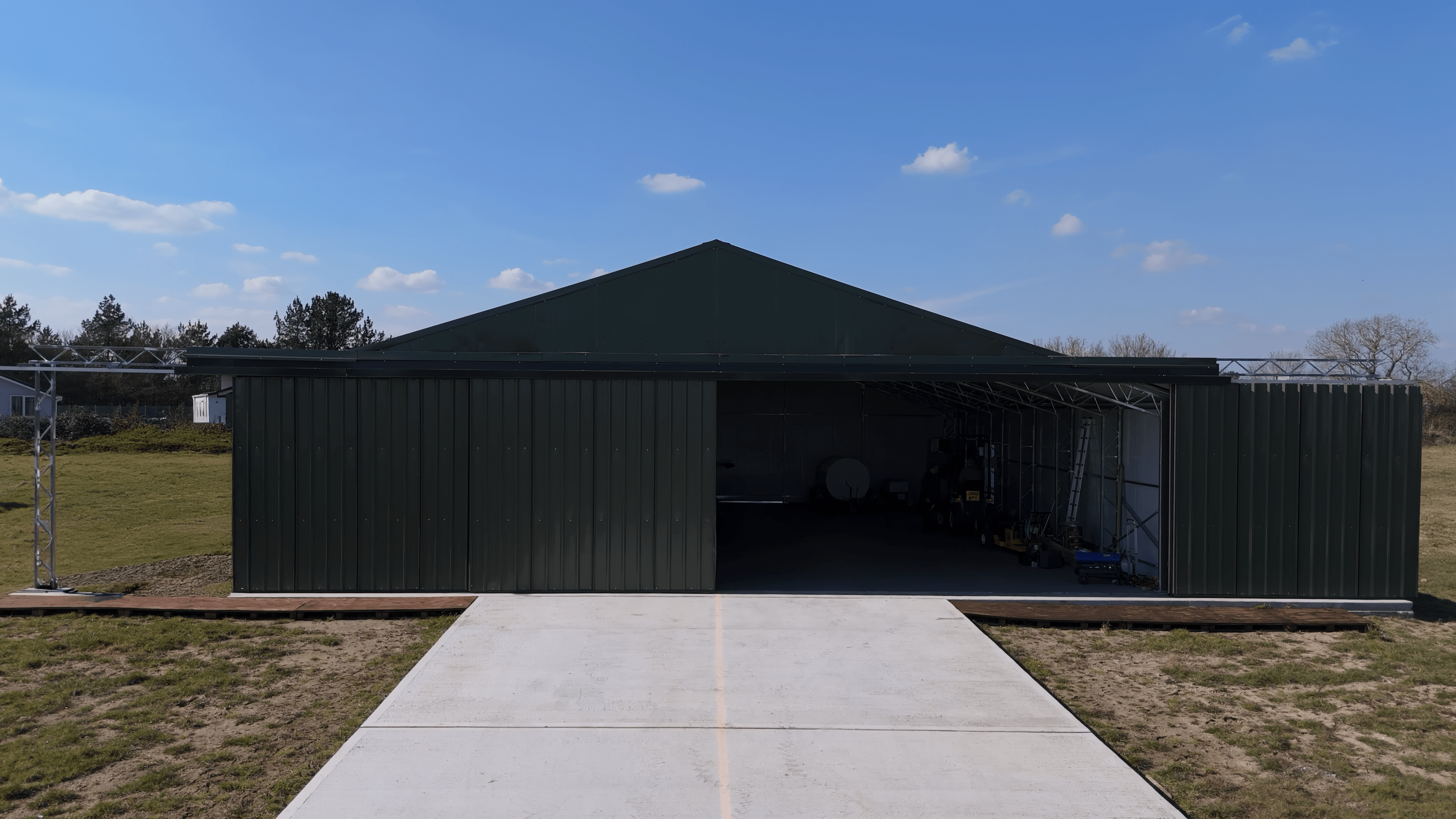 Hangar d'avions en acier