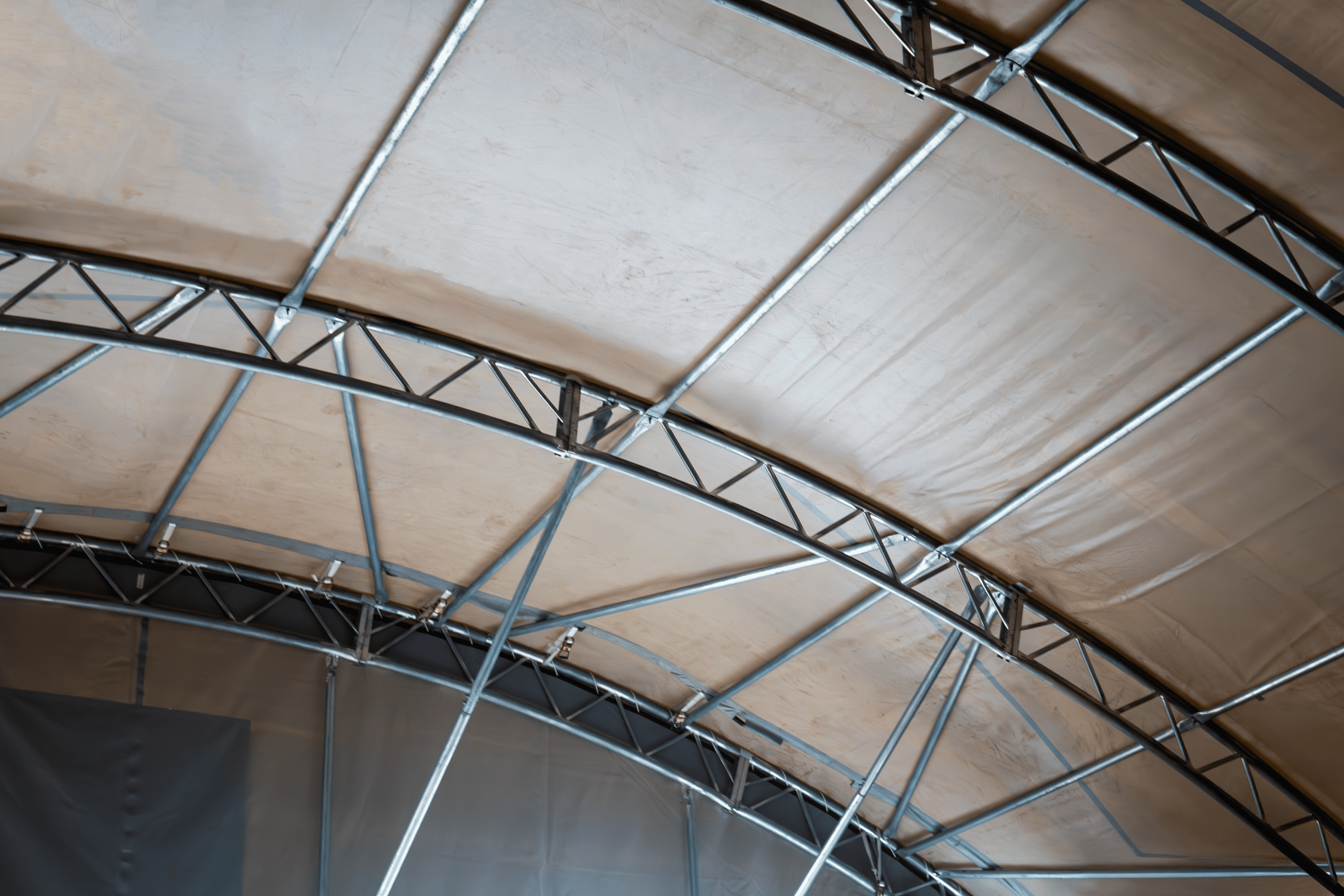 Abri conteneur - 60ft x 40ft x 20ft (18,3m x 12m x 6m) installé à l'extérieur des conteneurs