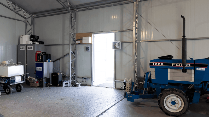 Hangar d'avions en acier