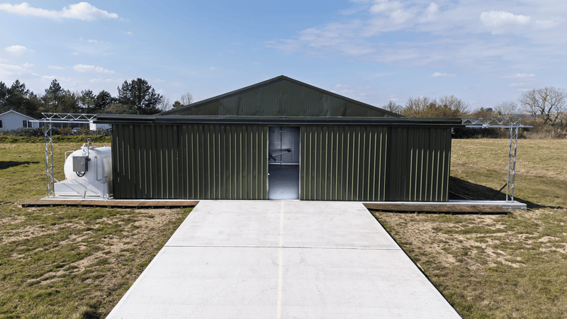 Hangar d'avions en acier