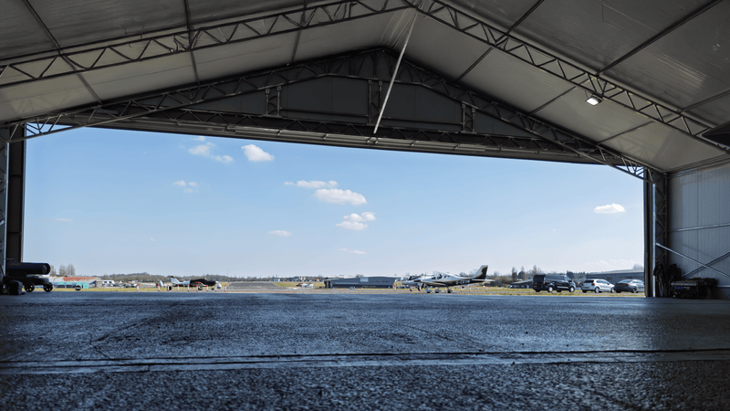 Hangar d'avions en acier