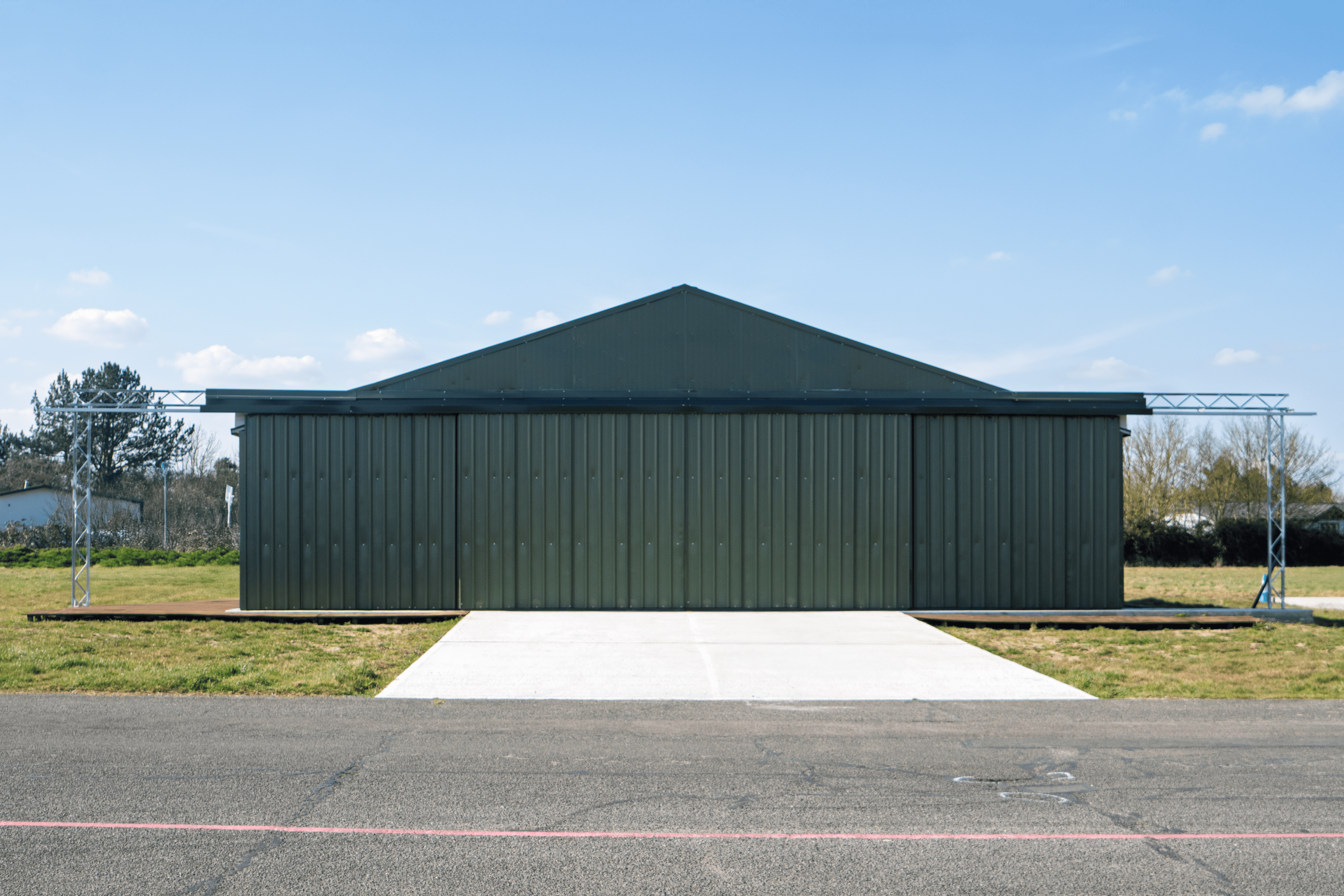 Hangar d'avions en acier