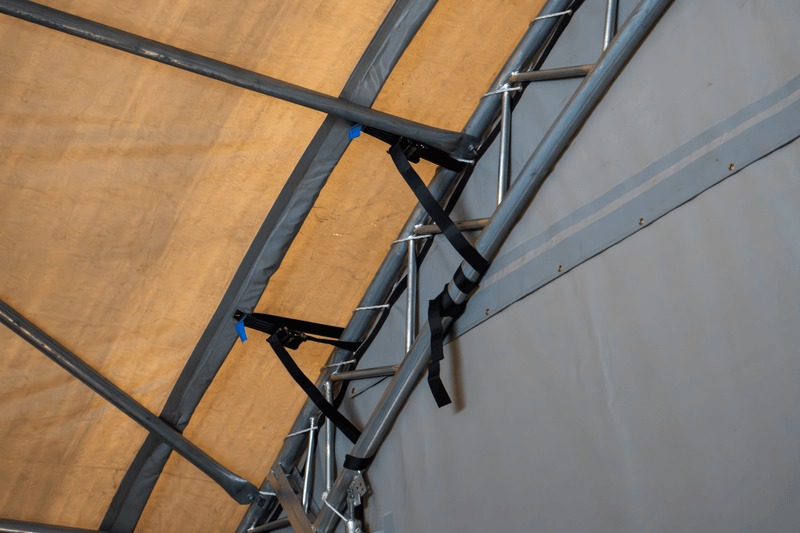 Abri conteneur - 60ft x 40ft x 20ft (18,3m x 12m x 6m) installé à l'extérieur des conteneurs