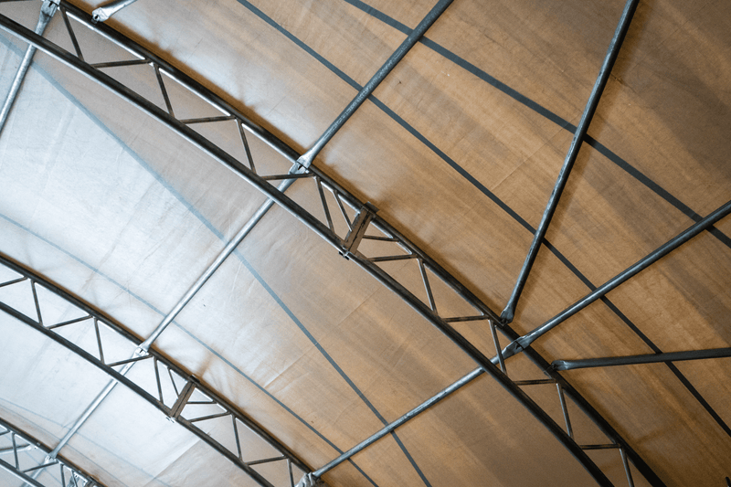 Abri conteneur - 60ft x 40ft x 20ft (18,3m x 12m x 6m) installé à l'extérieur des conteneurs
