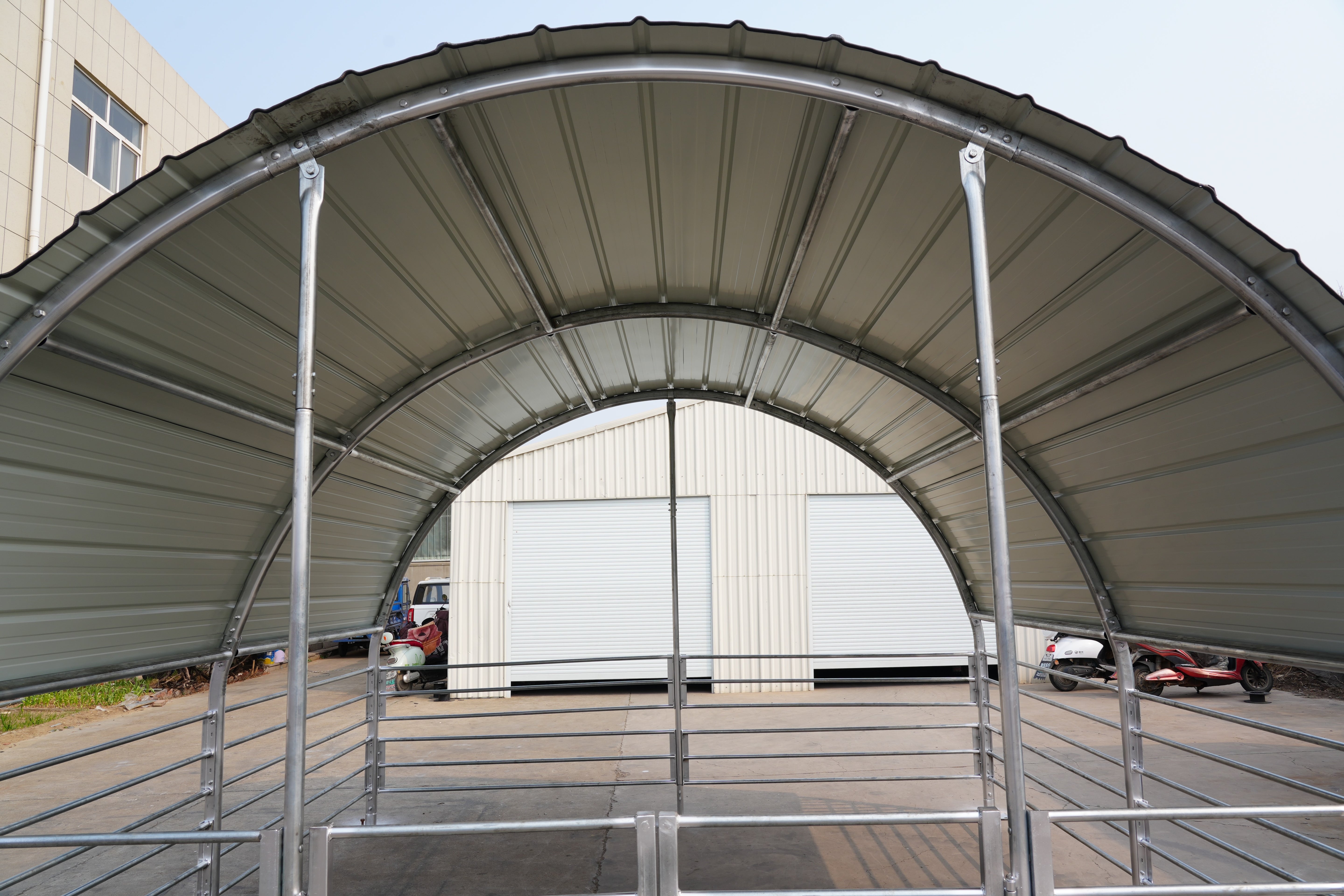 Abris pour bétail en acier fermé