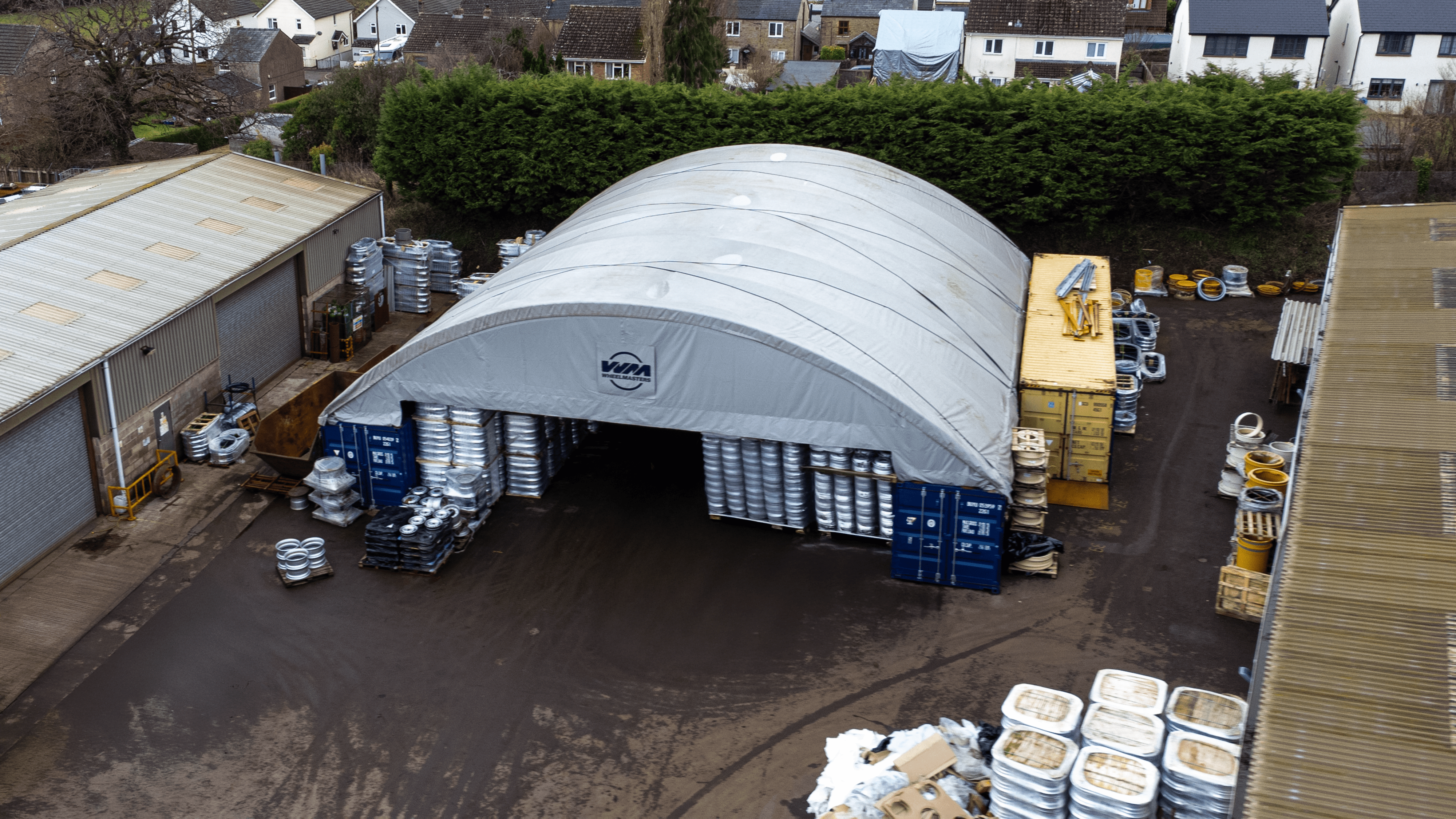 Abri conteneur - 60ft x 40ft x 20ft (18,3m x 12m x 6m) installé à l'extérieur des conteneurs
