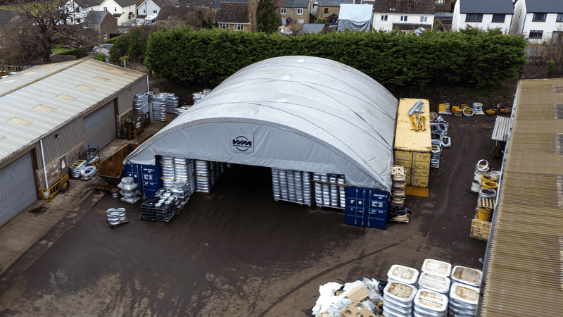 Abri conteneur - 60ft x 40ft x 20ft (18,3m x 12m x 6m) installé à l'extérieur des conteneurs