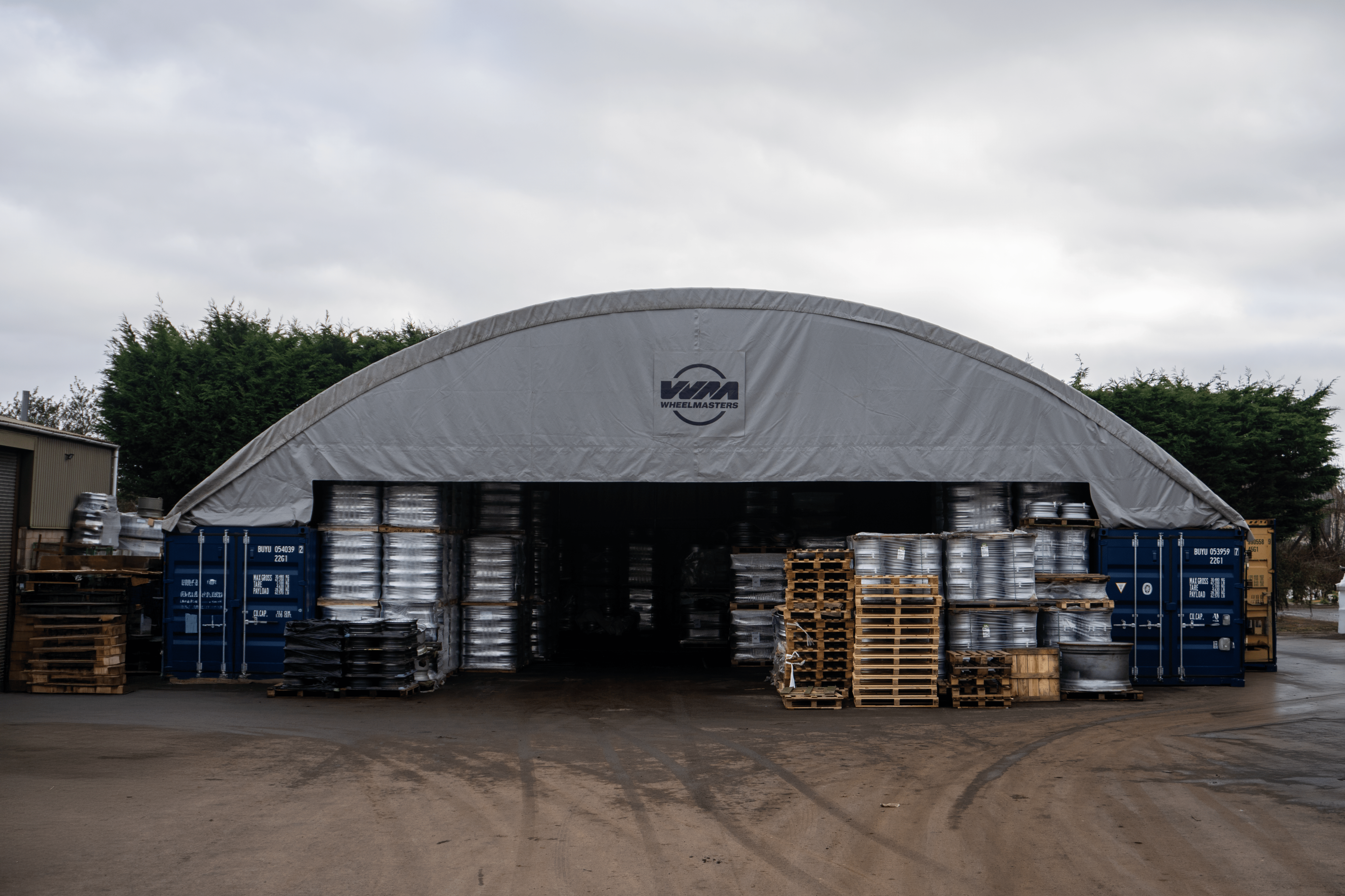 Abri conteneur - 60ft x 40ft x 20ft (18,3m x 12m x 6m) installé à l'extérieur des conteneurs