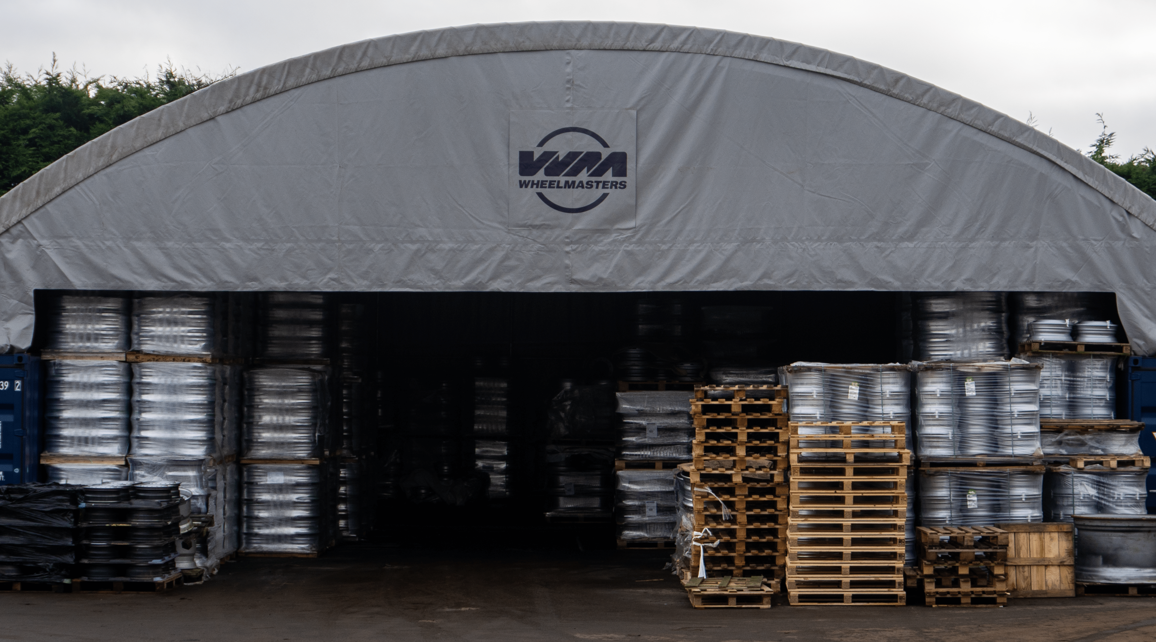 Abri conteneur - 60ft x 40ft x 20ft (18,3m x 12m x 6m) installé à l'extérieur des conteneurs